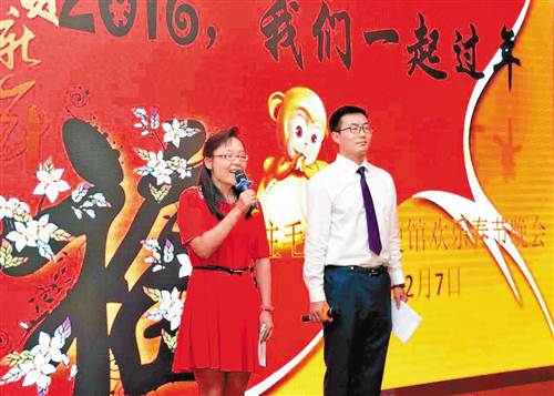 青年志愿者（右）在中国驻毛里求斯大使馆举办的新春晚会上担任主持人。（图片由受访者提供）