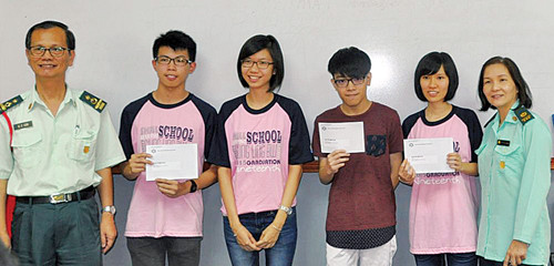 北海钟灵中学部份优秀生合影,右起是侯黛群、陆莉萍、林振文、施凱婷、罗俊友及骆贵清校长