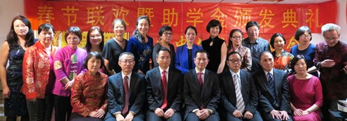 图为英国中文教育促进会副会长合影。(来源:法国《欧洲时报》英国版)