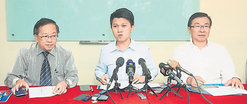 张盛闻宣布师训学院招生广告刊登时间；左是陈清顺、右是王鸿财。