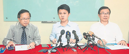 张盛闻宣布师训学院招生广告刊登时间;左是陈清顺、右是王鸿财。