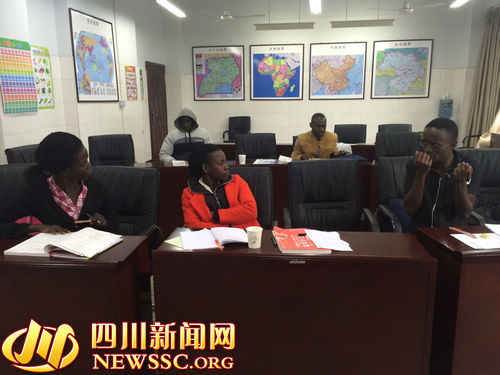 五名乌干达学生在宜宾学院学习汉语