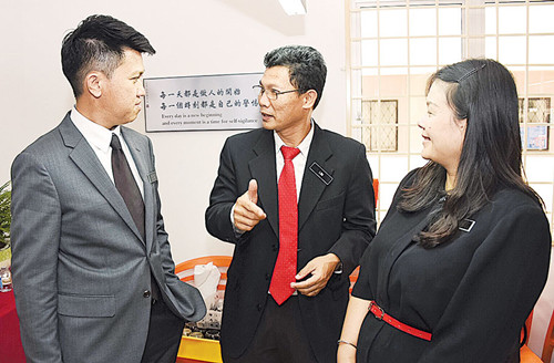 张盛闻(左)在会议后,继续聆听与会者的意见。