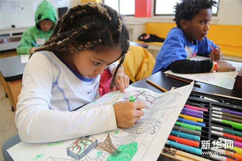 3月12日，在美国旧金山市西奥多·罗斯福中学，小学生们参加“汉语桥”绘画比赛。