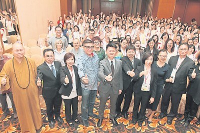 张盛闻为一年一度的华文教学研习营主持开幕礼,