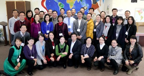 华夏中文学校2016年度教务会议，来自16分校的近40名教务人员与会，探讨学校行政管理。（华夏中校提供）
