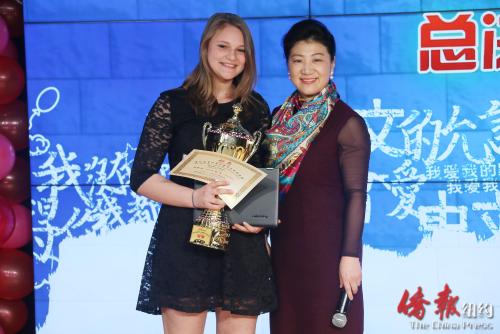 中国驻纽约总领馆副总领事张美芳为青年组冠军杜凯欣颁奖。(美国《侨报》/管黎明