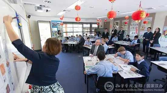 赫尔利总督在国王学校孔子课堂中文课上观摩旁听