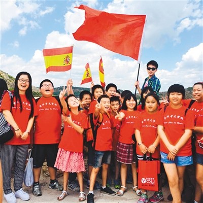 图为李小乐(左一)和她的学生们