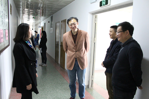 唐金月督考和华文学院邵宜院长、汉推中心曾毅平主任及考务小组在巡考
