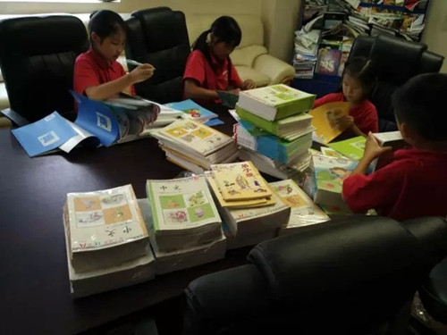 华侨学生们在整理、收纳新教材