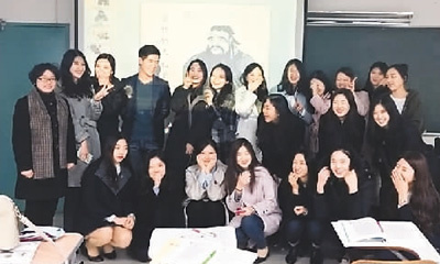 本文作者(左)与航空班学生在一起