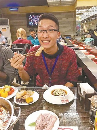 范明德很喜欢在重庆的生活。(受访者供图)