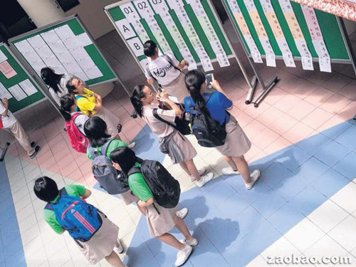 猜灯谜活动,让整个课堂气氛活跃起来。