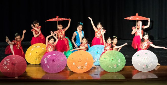 博根分校小演员演绎傣族舞蹈“雨滴滴，水妹妹”，为“华夏之星”文艺演出拉开序幕。