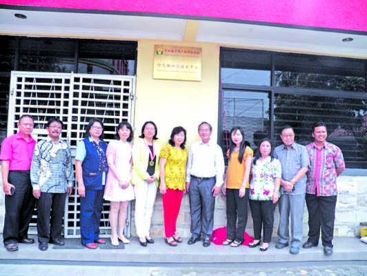 雅加达必利达三语学校成为中国南宁市广西华侨学校印尼雅加达招生中心揭牌仪式后合影。左起：Johanes、Rambat