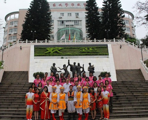 全体学员和老师们在“五洲学子”铜像前合影留念
