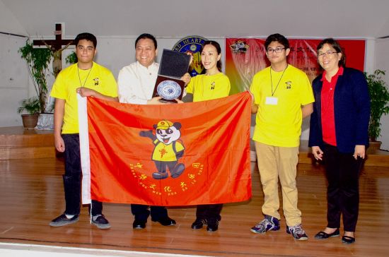 华侨大学带队教师向菲律宾宿务营营员授大乐园营旗
