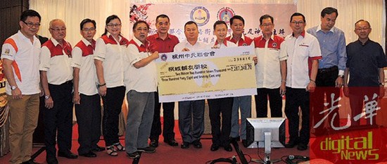 林炎葵移交220万7348令吉70仙模拟支票予陈汉进接领。