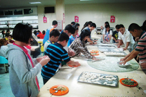 营员一起包饺子