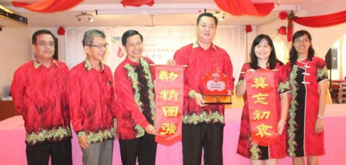 大会赠送纪念品恭贺赖水和(右三)荣陞甲教育局督学;左一起为吴志强、司徒明辉及刘荣禧;右一起为邓艾琳及陈敃廷。(马来西亚《星洲日报》