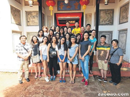 20名修读明史课程的国大中文系学生,参观马六甲古迹后留影。