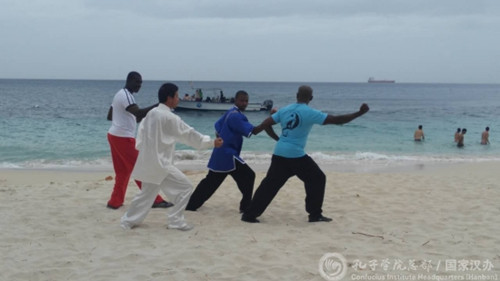 在沙滩上带着练习太极拳