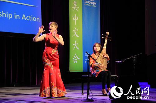 旅美琵琶演奏家吴蛮与美国青年歌唱家朱丽叶·皮特拉斯在开幕式上搭档演出中国民歌《小河淌水》和《玛依拉》。（记者