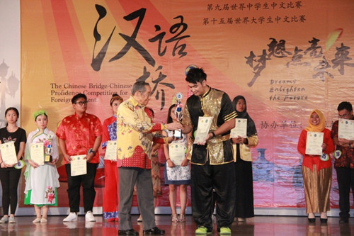 郑年锦为获得大学组一等奖选手颁奖。(图:陈宁洁、武丽娟提供)
