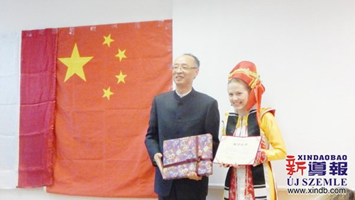 驻匈使馆教育组负责人吴华为一等奖选手李可颁发证书及奖品。