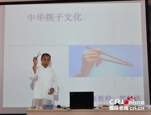 达喀尔大学孔子学院举办“中华筷子文化”专题讲座。