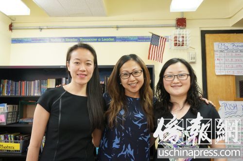 MS378校长陈佳慧(中)、首届双语教学班负责人黄钰婷(左一)与学生家长杨靖合影。(美国《侨报》/陈辰