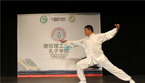 行云流水的“太极剑”表演(图片来源:德班孔子学院)