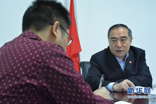 华侨大学校长贾益民(右)接受新华网记者采访