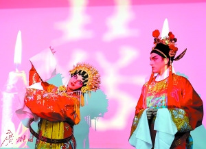 两名暨大外国留学生正在表演粤剧《帝女花》片段。广州日报记者高鹤涛