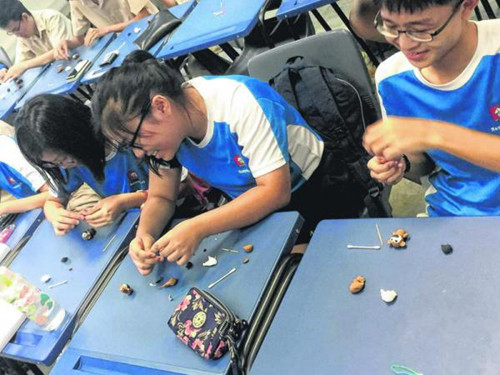 在面塑工作坊,一只只可爱的小猴子正在同学们的手里成型。(南洋初院提供图片)