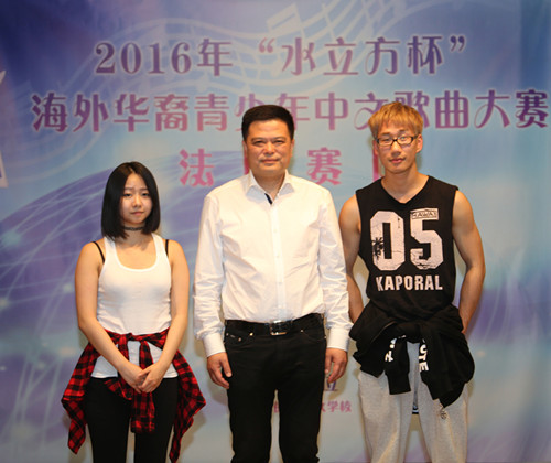 任俐敏与两位赴京选手陈笑欧（左一）、王法君（右一）。（法国《欧洲时报》/黄冠杰