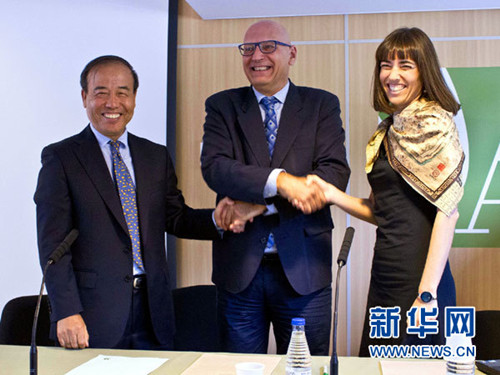 巴塞罗那孔子学院中方院长常世儒(左)、安道尔大学校长米盖尔(中)、巴塞罗那孔子学院外方院长伊莲娜(右)在签字仪式上。 新华网发