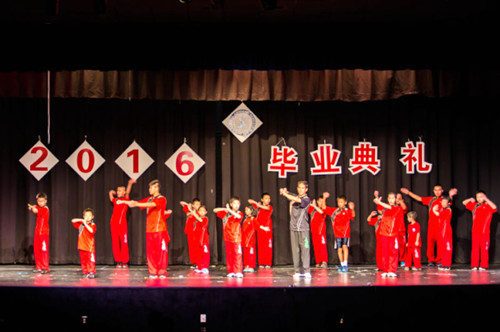 张锦鹏指导的少儿功夫和成人太极表演，令华夏中校南部分校的师生热血沸腾。（华夏中校南部分校提供）