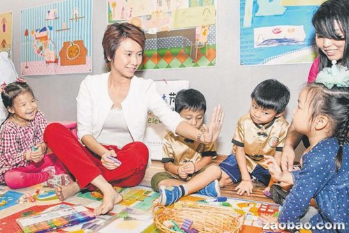刘燕玲在华文教研中心为这套节庆教学资源主持推介后，与在场的孩童互动，逗乐他们。（新加坡《联合早报》/熊俊华