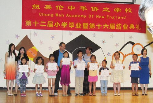 侨立中校美术绘画比赛优胜奖学生，在结业典礼中获颁奖状。（美国《世界日报》/唐嘉丽