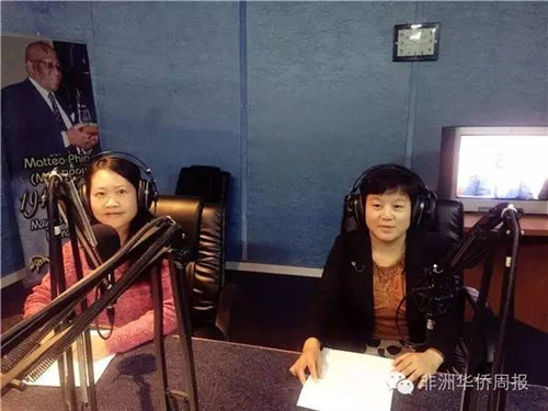 赞比亚中文国际学校校长刘小燕（左一）与赞比亚大学孔子学院院长李清俊（右一）参与电台节目录制