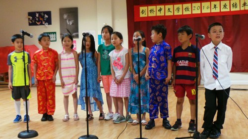 剑桥中文学校陈蔚老师指导的中文四册班学生在结业联欢会中合唱“茉莉花”。（美国《世界日报》/唐嘉丽