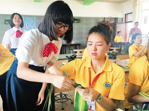 来自泰国的文昌籍华裔林宝宝(右一)在海口学习插花。