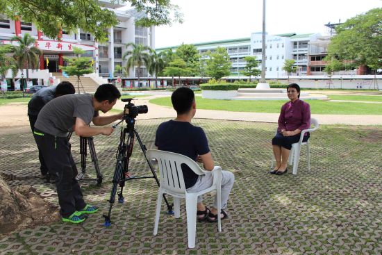 摄制组采访中文校长。来源：中国华文教育网