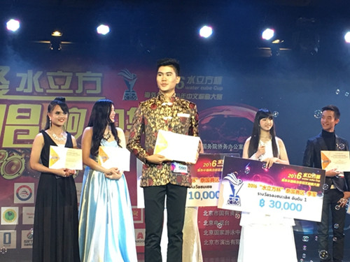 华裔选手刘文浩以一首《向天再借五百年》夺得本届“水立方杯”泰国赛区冠军。新华网
