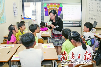 巡讲中，老师们用各种方式让学生了解中华传统文化。石岐中心小学供图