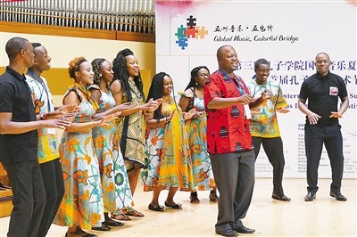 内罗毕大学孔子学院合唱团演唱了中文歌曲《你好,中国!》