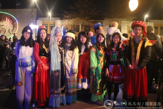 身着民族服装的孔院教师