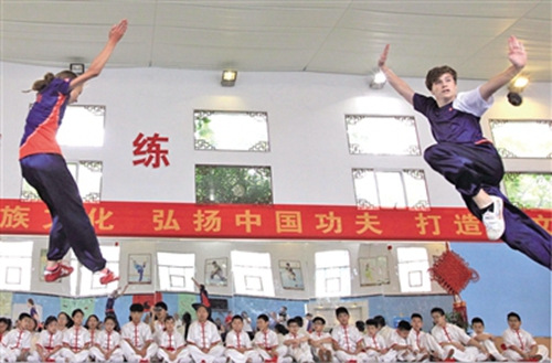 营员们席地而坐,认真观看捷克国家武术队队员带来的精彩武术表演。